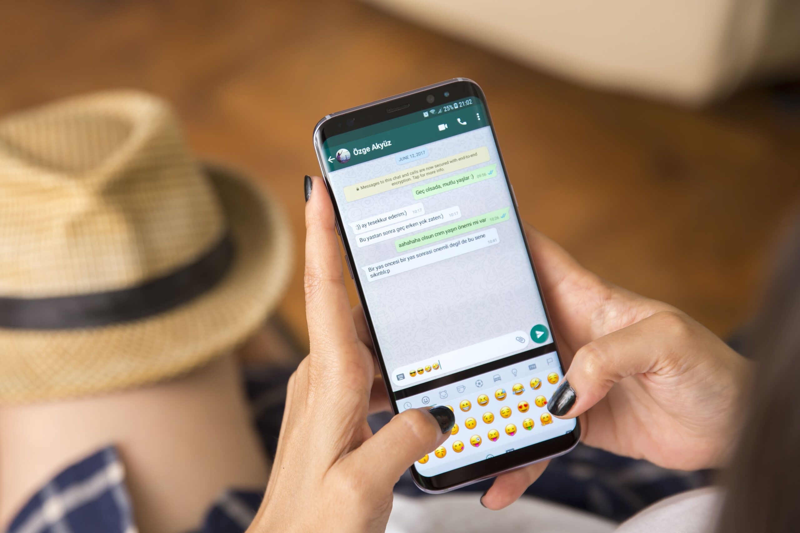 Descubriendo la verdad: cómo saber con quién chatea mi pareja